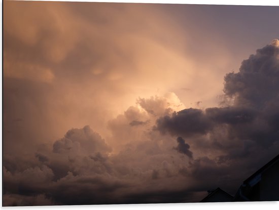 Dibond - Zon achter Donkere Regenwolken - 80x60 cm Foto op Aluminium (Wanddecoratie van metaal)