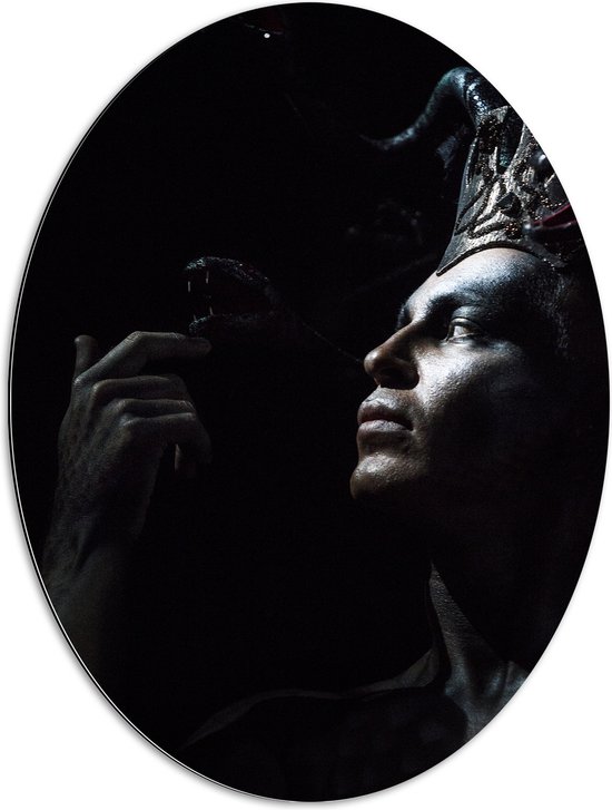 Dibond Ovaal - Zijaanzicht van Man met Smink en Hoed vol Slangen - 60x80 cm Foto op Ovaal (Met Ophangsysteem)