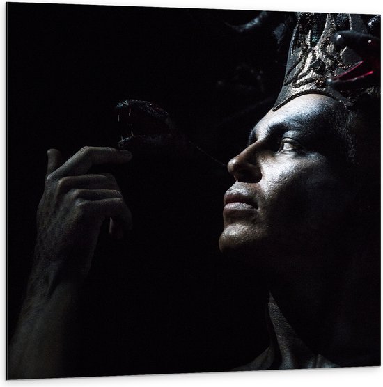 Dibond - Zijaanzicht van Man met Smink en Hoed vol Slangen - 100x100 cm Foto op Aluminium (Met Ophangsysteem)