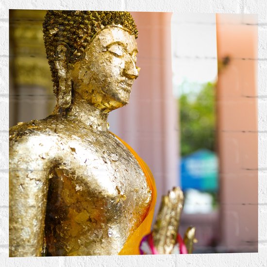 Muursticker - Zijaanzicht van Goudkleurige Boeddha - 50x50 cm Foto op Muursticker