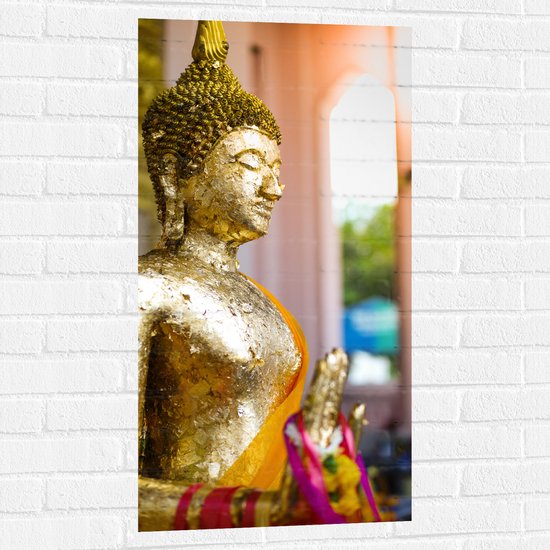 Muursticker - Zijaanzicht van Goudkleurige Boeddha - 50x100 cm Foto op Muursticker