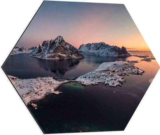 Dibond Hexagon - Zonsopgang bij Sneeuwlandschap in Noorwegen - 60x52.2 cm Foto op Hexagon (Met Ophangsysteem)