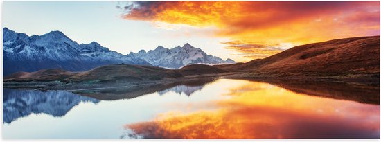 Poster Glanzend – Zonsondergang bij Meer in Landschap van Georgië - 90x30 cm Foto op Posterpapier met Glanzende Afwerking