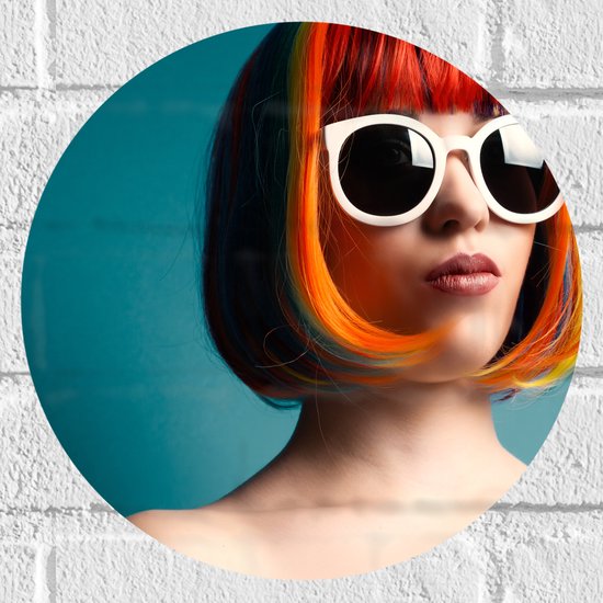 Muursticker Cirkel - Vrouw met Kleurrijk Haar en Witte Ronde Zonnebril tegen Blauwe Achtergrond - 30x30 cm Foto op Muursticker