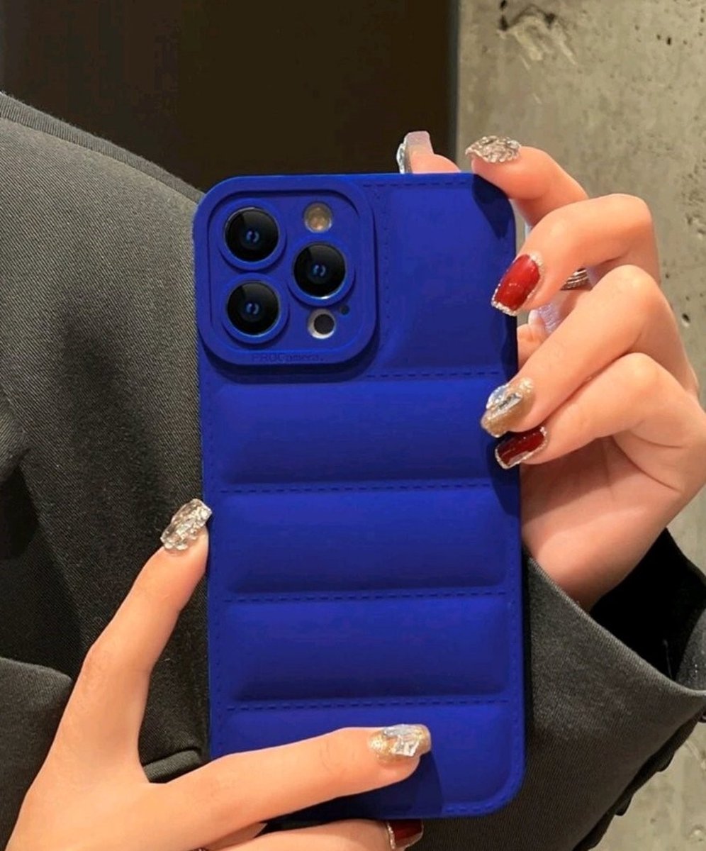 iPhone 14 Pro Max Hoesje - High End Puffer Jack Achterkant - Blauw - Rubber Case - Back Cover - Camera Protector - Beeldscherm Protector - Puffer Case - Donsjas Telefoonhoesje