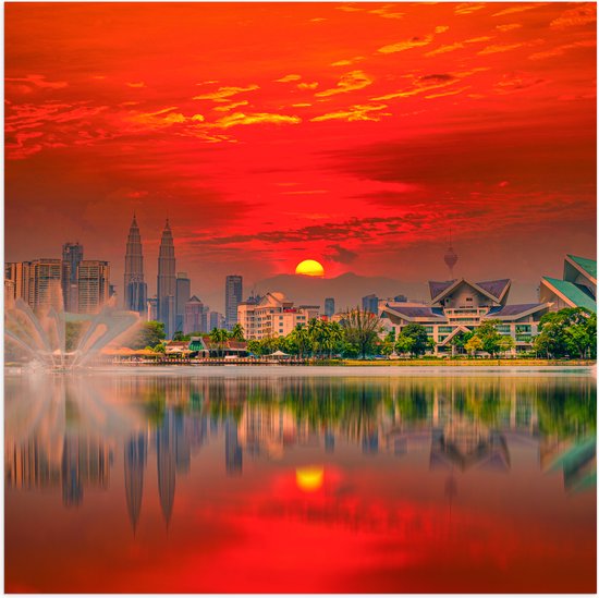 Poster Glanzend – Skyline van De Stad Kuala Lumpur in Indonesië tijdens Zonsondergang - 80x80 cm Foto op Posterpapier met Glanzende Afwerking
