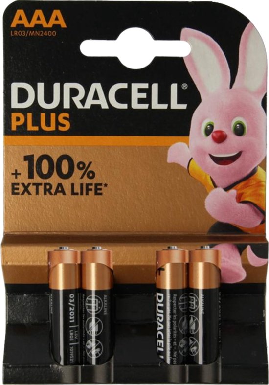 Verpakking van vier AAA Duracell Plus batterijen met een roze konijn.