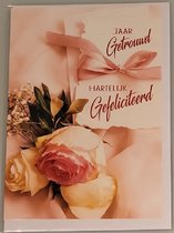 … jaar getrouwd, hartelijk gefeliciteerd! Een mooie kaart met rozen. Geschikt voor diverse leeftijden. Een leuke kaart om zo te geven of om bij een cadeau te voegen. Een dubbele wenskaart inclusief envelop en in folie verpakt.