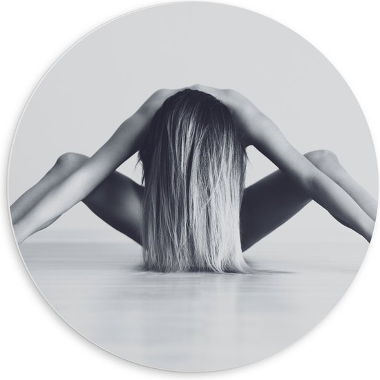 PVC Schuimplaat Muurcirkel - Vrouw met Gespreide Benen in Yogapositie (Zwart- wit) - 60x60 cm Foto op Muurcirkel (met ophangsysteem)