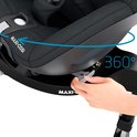 Hand ontgrendelt de draaibare Maxi-Cosi autostoel op de FamilyFix 360 base.