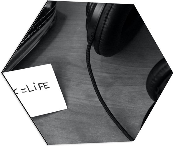 Dibond Hexagon - Koptelefoon met Aantekening ''Music = Life'' (Zwart- wit) - 60x52.2 cm Foto op Hexagon (Met Ophangsysteem)