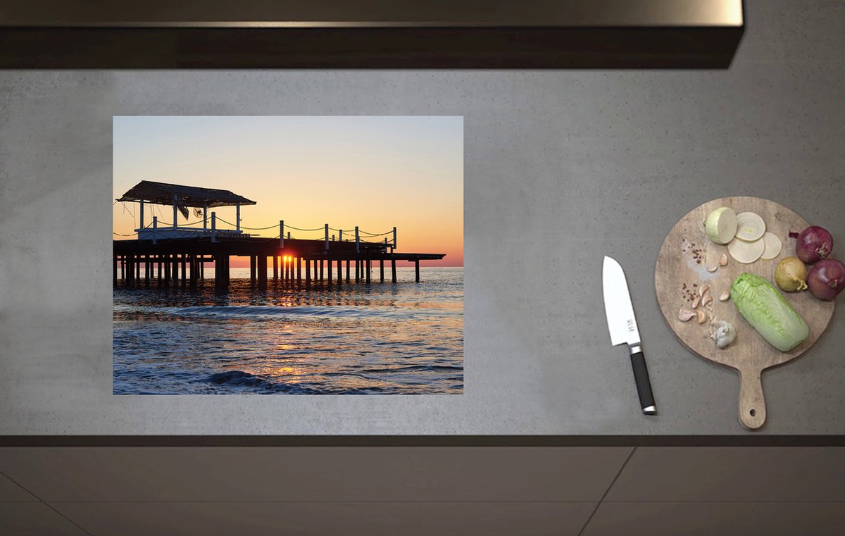 Inductieplaat Beschermer - Hutje op Houten Pier bij Zonsondergang boven de Oceaan - 60x52 cm - 2 mm Dik - Inductie Beschermer van Vinyl