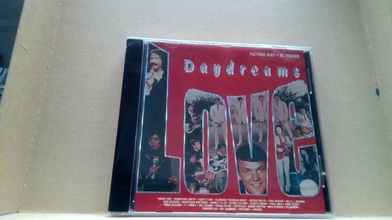 CD hoes 'Daydreams Love' met rode achtergrond en collage van foto's van artiesten.