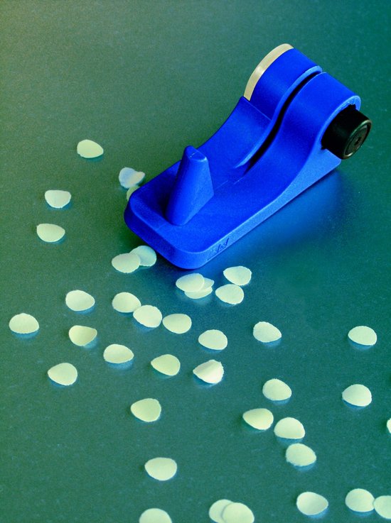 Blauwe perforator met enkele gaatjes eromheen verspreid op een groene ondergrond.