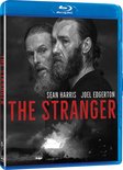 Blu-ray hoes van "The Stranger" met twee mannen, Sean Harris en Joel Edgerton, en een brandende auto op de achtergrond.