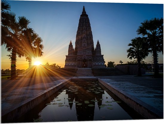 Acrylglas - Ondergaande Zon Verdwijnend achter Wat Panyanantarm Tempel in Thailand - 100x75 cm Foto op Acrylglas (Wanddecoratie op Acrylaat)