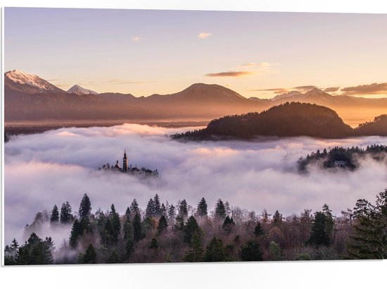 PVC Schuimplaat - Zon Boven Dicht Wolkenveld bij Berglandschap - 75x50 cm Foto op PVC Schuimplaat (Met Ophangsysteem)