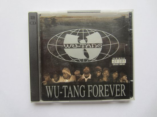 CD-hoes met het Wu-Tang Clan logo en "WU-TANG FOREVER" in grote letters. Onder het logo staan de gezichten van de negen groepsleden.