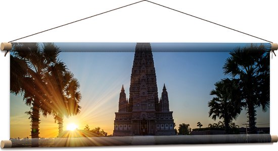 Textielposter - Ondergaande Zon Verdwijnend achter Wat Panyanantarm Tempel in Thailand - 90x30 cm Foto op Textiel