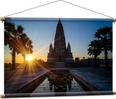 Textielposter - Ondergaande Zon Verdwijnend achter Wat Panyanantarm Tempel in Thailand - 90x60 cm Foto op Textiel