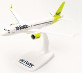Herpa schaalmodel Airbus vliegtuig A220-300 airBaltic snap-fit schaal 1:200 lengte 19,25cm
