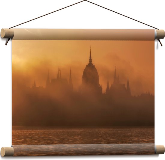 Textielposter - Foto van Hongaars Parlementsgebouw aan het Water met Mist Ervoor - 40x30 cm Foto op Textiel