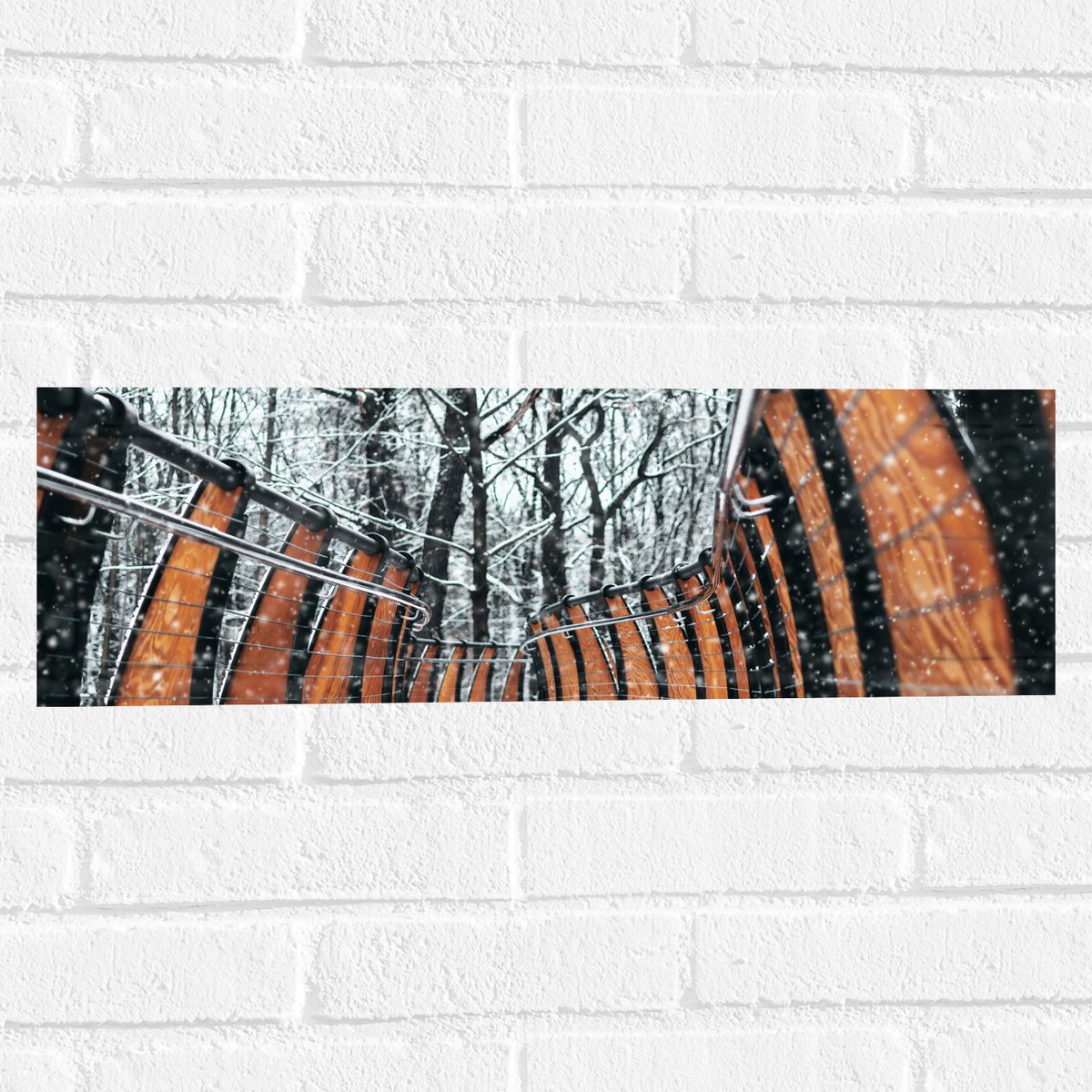 Muursticker - Hekwerk in Ondergesneeuwd Bos - 60x20 cm Foto op Muursticker