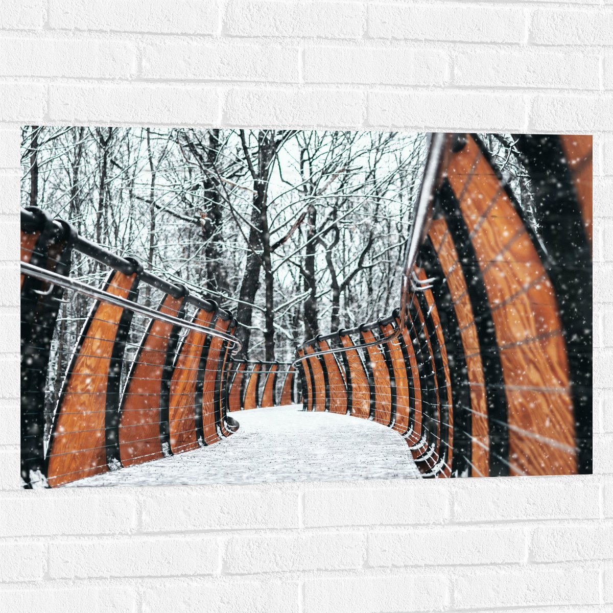 Muursticker - Hekwerk in Ondergesneeuwd Bos - 90x60 cm Foto op Muursticker