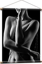 Textielposter - Poserende Naakte Vrouw met Kralen Kettingen (Zwart- wit) - 60x80 cm Foto op Textiel