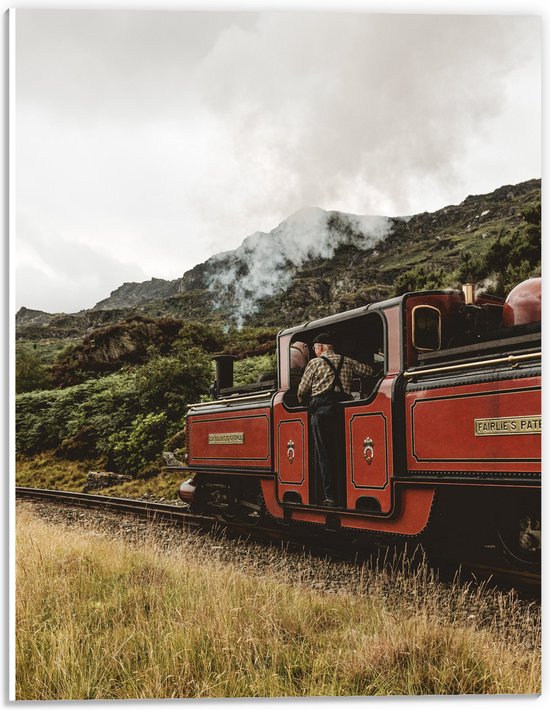 PVC Schuimplaat - Oude Machinist op Traditionele Rode Trein door Landschap - 30x40 cm Foto op PVC Schuimplaat (Met Ophangsysteem)