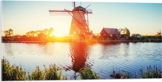WallClassics - Acrylglas - Zonlicht langs Hollandse Molen aan het Water - 100x50 cm Foto op Acrylglas (Wanddecoratie op Acrylaat)