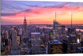 WallClassics - Dibond - Uitzicht over de Stad New York bij Zonsopkomst - 120x80 cm Foto op Aluminium (Met Ophangsysteem)