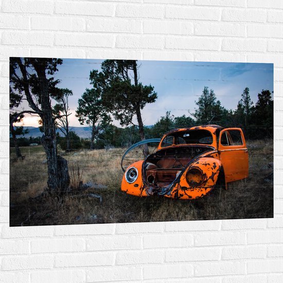Muursticker - Kapotte Oranje Auto in landschap - 120x80 cm Foto op Muursticker