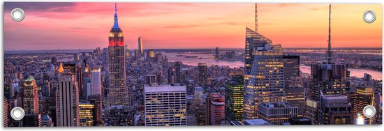 WallClassics - Tuinposter – Uitzicht over de Stad New York bij Zonsopkomst - 60x20 cm Foto op Tuinposter (wanddecoratie voor buiten en binnen)