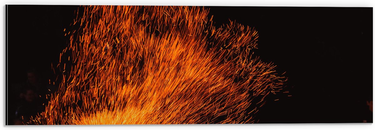 Dibond - Oranje Spetters van Vuurkorf - 60x20 cm Foto op Aluminium (Met Ophangsysteem)