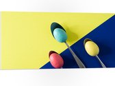 PVC Schuimplaat - Gekleurde Eieren op Lepels op Blauwe en Gele Vakken - 100x50 cm Foto op PVC Schuimplaat (Met Ophangsysteem)