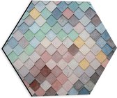 Dibond Hexagon - Wand met Driehoekvormige Textuur in Verschillende Kleuren - 30x26.1 cm Foto op Hexagon (Met Ophangsysteem)