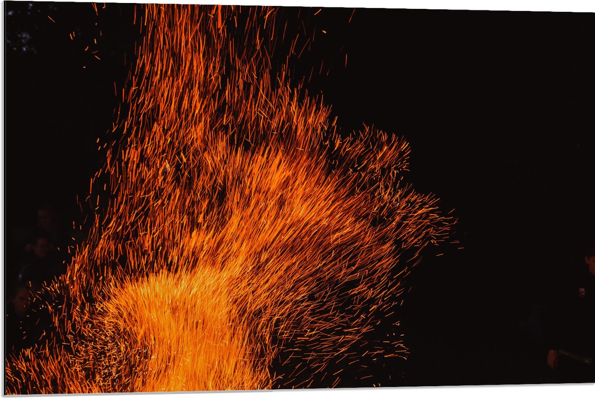 Dibond - Oranje Spetters van Vuurkorf - 90x60 cm Foto op Aluminium (Wanddecoratie van meta