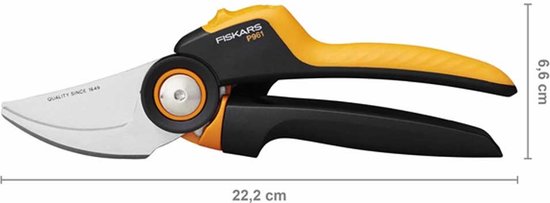 Zwarte snoeischaar met oranje handvatten en een gebogen mes. Afmetingen 22,2 cm en 6,6 cm.