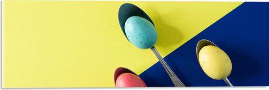 Acrylglas - Gekleurde Eieren op Lepels op Blauwe en Gele Vakken - 60x20 cm Foto op Acrylglas (Wanddecoratie op Acrylaat)