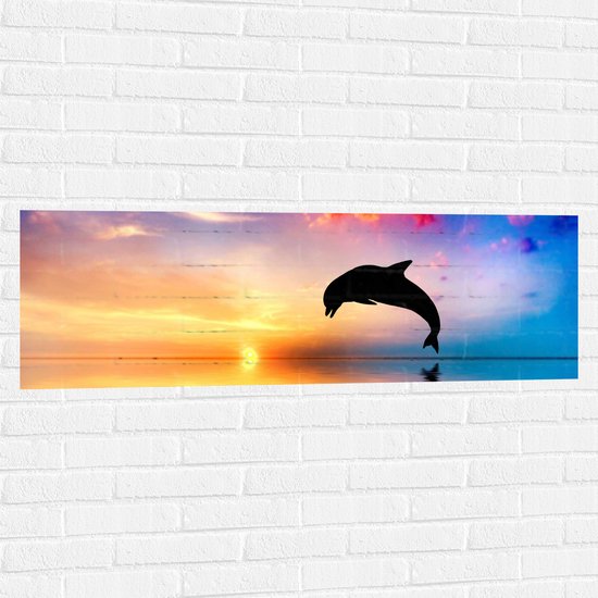 WallClassics - Muursticker - Zonsondergang bij Silhouet van Dolfijn boven Water in Kleurrijke Omgeving - 120x40 cm Foto op Muursticker