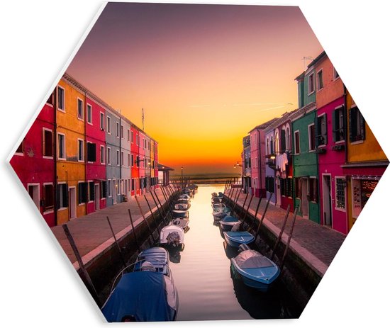 PVC Schuimplaat Hexagon - Stad met Gekleurde Huisjes in Italië met Bootjes in het Water - 30x26.1 cm Foto op Hexagon (Met Ophangsysteem)