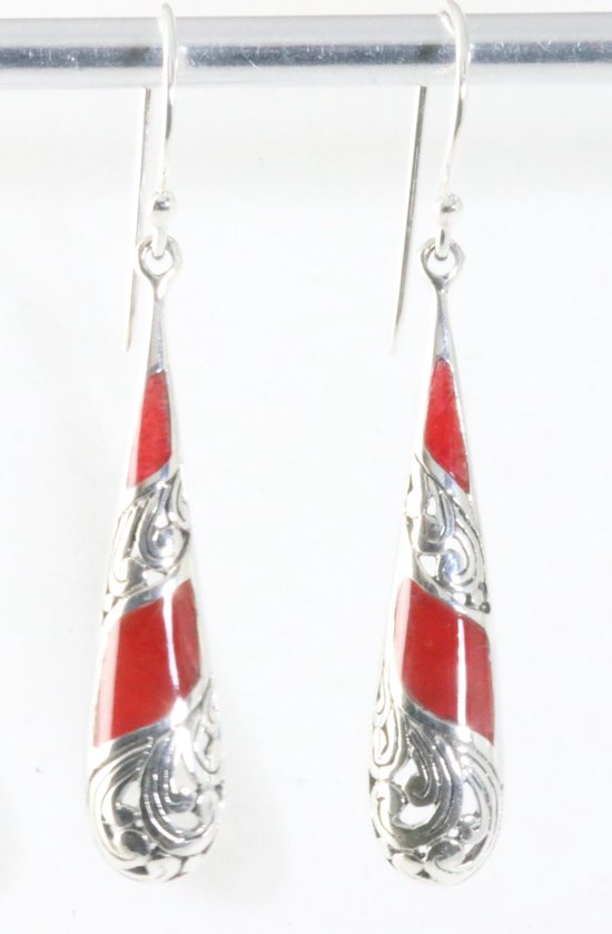 Lange opengewerkte zilveren oorbellen met rode koraal steen