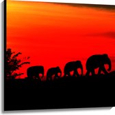 Canvas - Silhouet van Familie Olifanten Lopend over Afrikaans Landschap - 100x100 cm Foto op Canvas Schilderij (Wanddecoratie op Canvas)