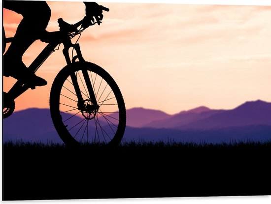 Dibond - Silhouet van Persoon op Mountainbike Fietsend door Berggebied - 80x60 cm Foto op Aluminium (Wanddecoratie van metaal)