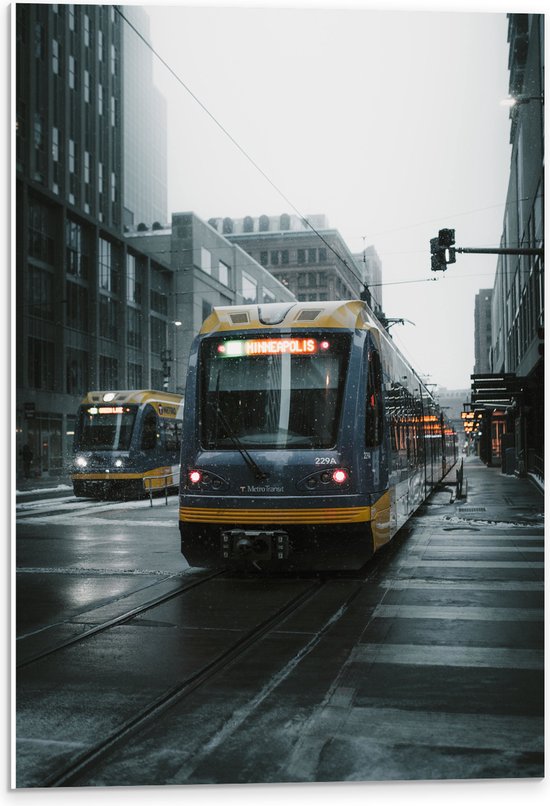 PVC Schuimplaat- Trams rijdend door de Stad op Regenachtige Dag - 40x60 cm Foto op PVC Schuimplaat