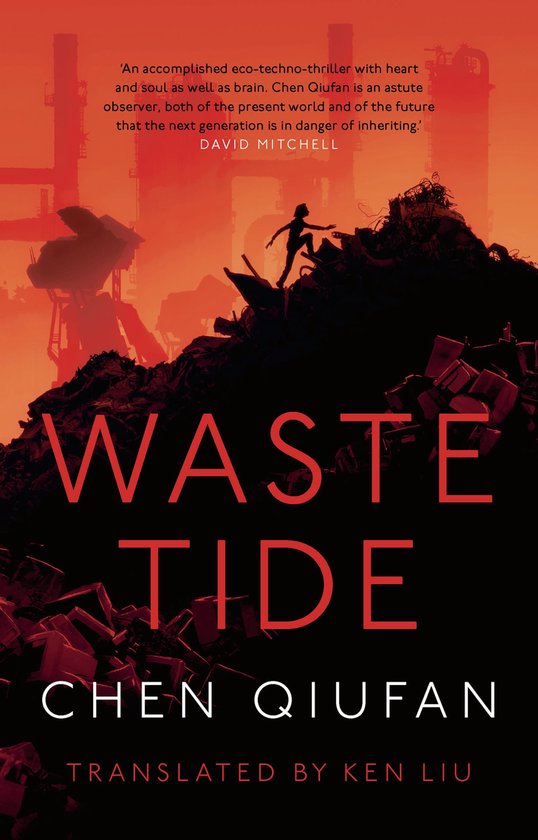 Boekomslag van 'Waste Tide' door Chen Qiufan, met een silhouet van een persoon op een berg afval, tegen een achtergrond van industriële gebouwen.