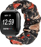Textiel Smartwatch bandje - Geschikt voor Fitbit Versa / Versa 2 scrunchie bandje - bloemen - Strap-it Horlogeband / Polsband / Armband