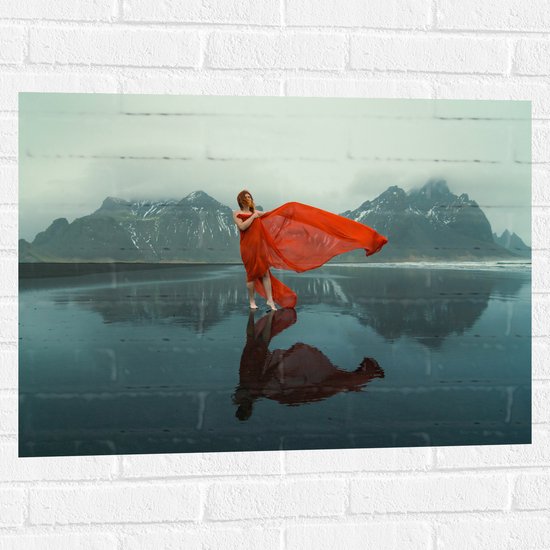 Muursticker - Vrouw in Sierlijk Rode Jurk Dansend op het IJs in Berglandschap - 80x60 cm Foto op Muursticker