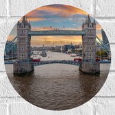 Muursticker Cirkel - Vooraanzicht van de Tower Bridge in Londen tijdens Zonsondergang - 30x30 cm Foto op Muursticker